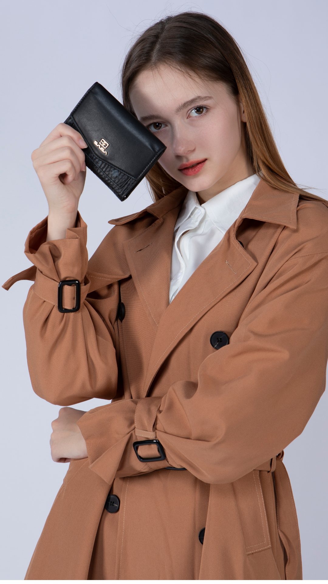 موديل بنت تصوير لايف ستايل مع محفظة ساغا من الجلد الفاخر باللون الأسود موضة وتصميم 2024