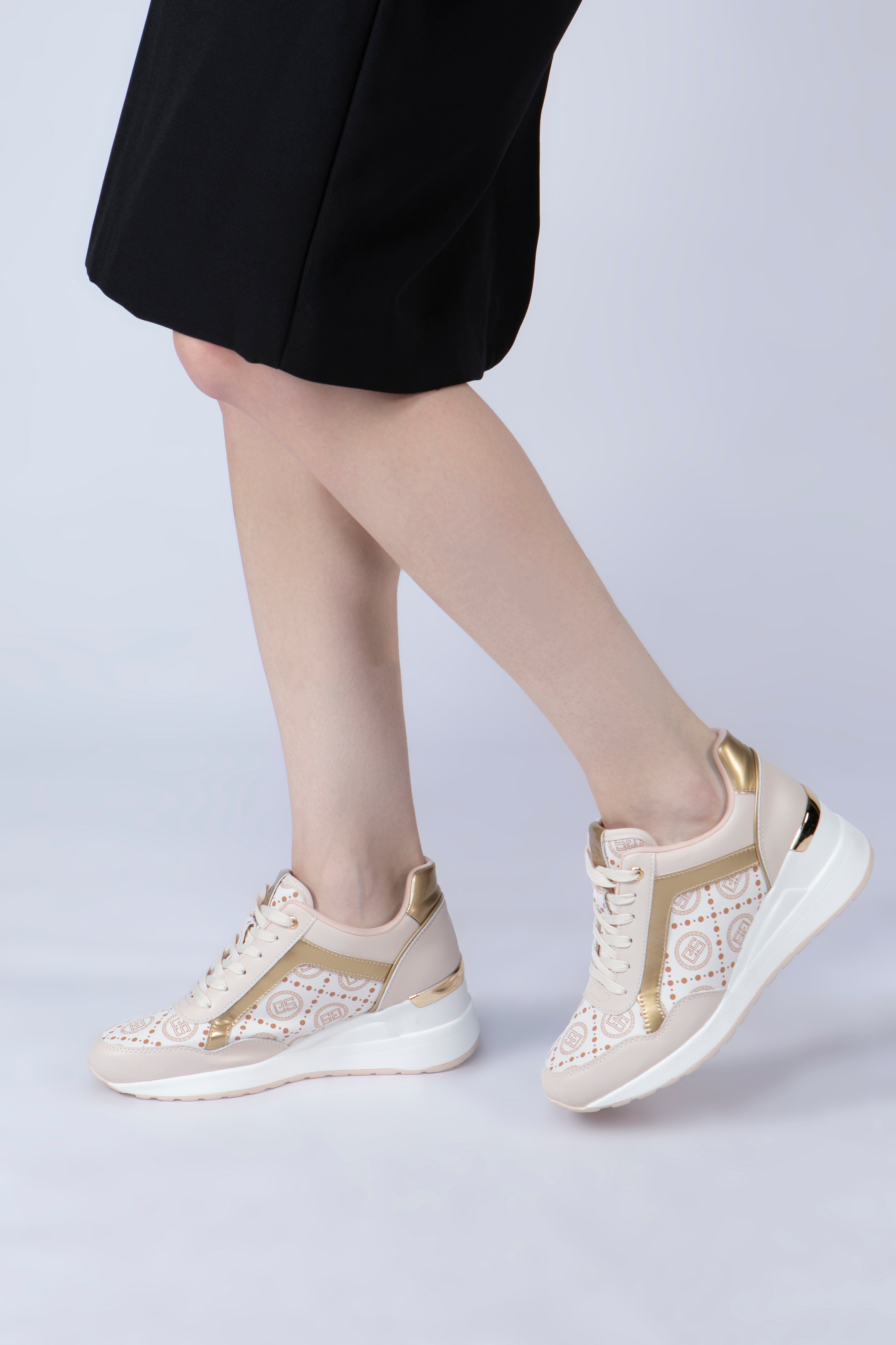 حذاء رياضي نسائي بنمط ساغا باللون البيج مع تفاصيل ذهبية