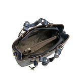 منظر مفتوح لداخل حقيبة اليد الجلدية مع بطانة مميزة وأقسام.