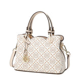 شنطة يد نسائية فاخرة مع شعار ساغا الذهبي واسعة عرض 33سم باللون البيج