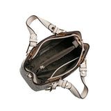 منظر داخلي لشنطة يد ساغا مع جيوب داخلية وبطانة فاخرة.