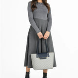 شنطة توت مونوغرام شعار ساغا لون كحلي - 7