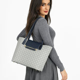 شنطة توت مونوغرام شعار ساغا لون كحلي - 6