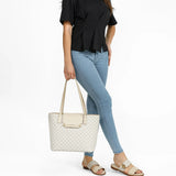 شنطة توت مونوغرام شعار ساغا لون بيج - 8