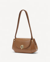 شنطة كتف جلد ناعم بحزام قابل للتعديل لون بني - 1