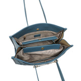 الجزء الداخلي لحقيبة يد من ماركة ساغا بلون أزرق سماوي يظهر جيوب تنظيمية متعددة