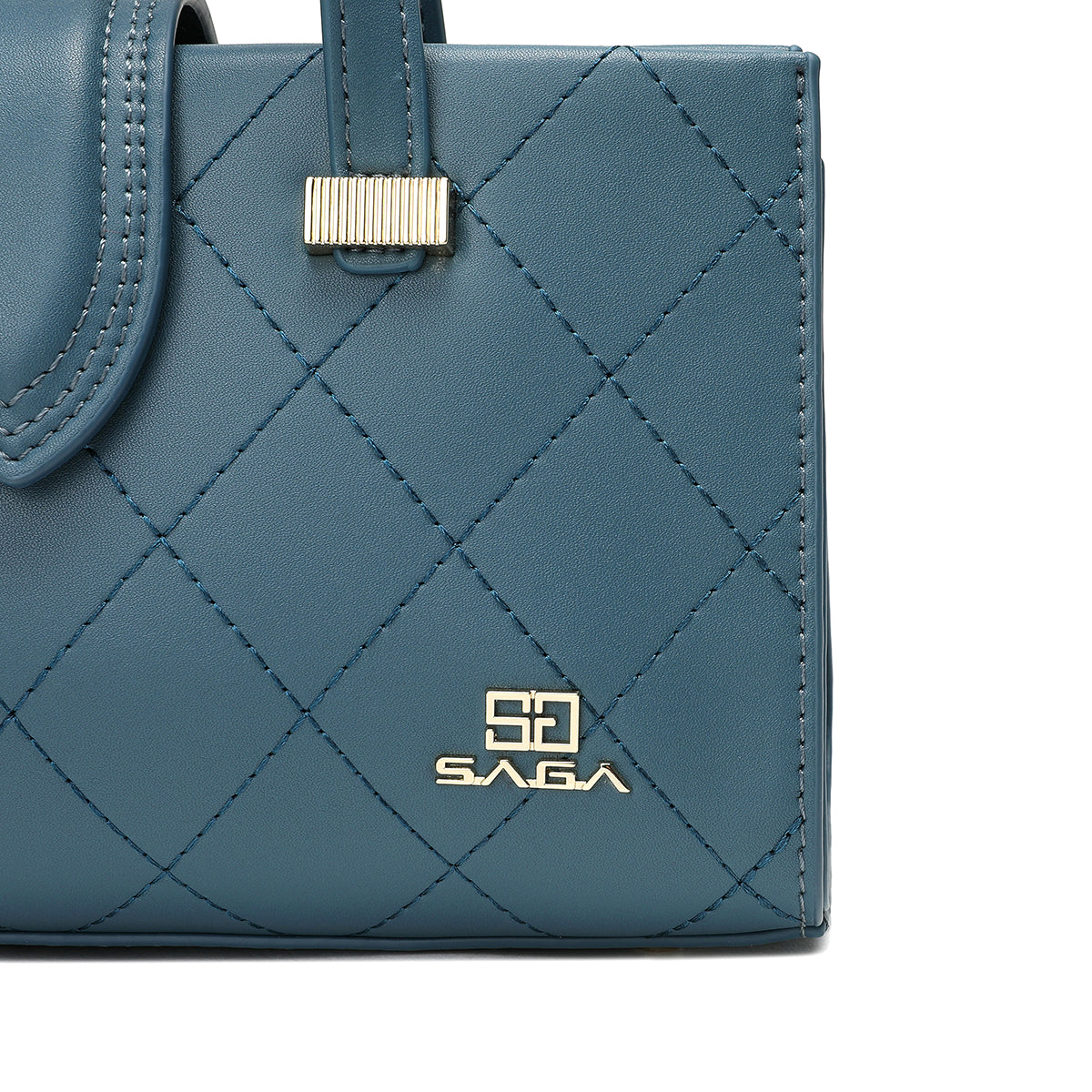 تفاصيل جانبية لحقيبة يد ساغا باللون الأزرق الفاتح مع شعار الماركة المعدني."