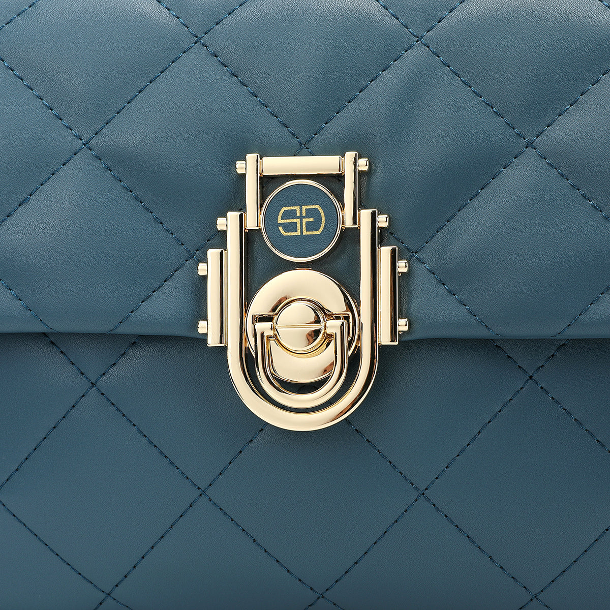 تفصيل مقرب للقفل الذهبي الأنيق على حقيبة يد ساغا باللون الأزرق الفاتح.