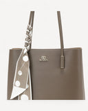 شنطة توت جلد ناعم مع وشاح لون رمادي - 3