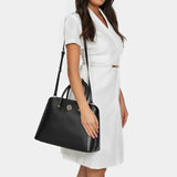 شنطة كتف جلد ناعم بحزام وسحاب علوي لون اسود - 7