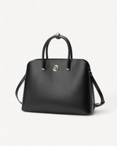 شنطة كتف جلد ناعم بحزام وسحاب علوي لون اسود - 1