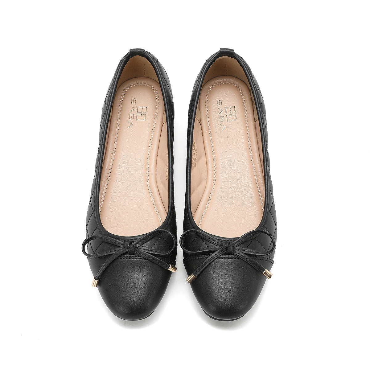 حذاء ساغا نسائي أسود من الأعلى بتصميم مبطن وعقدة أنيقة.