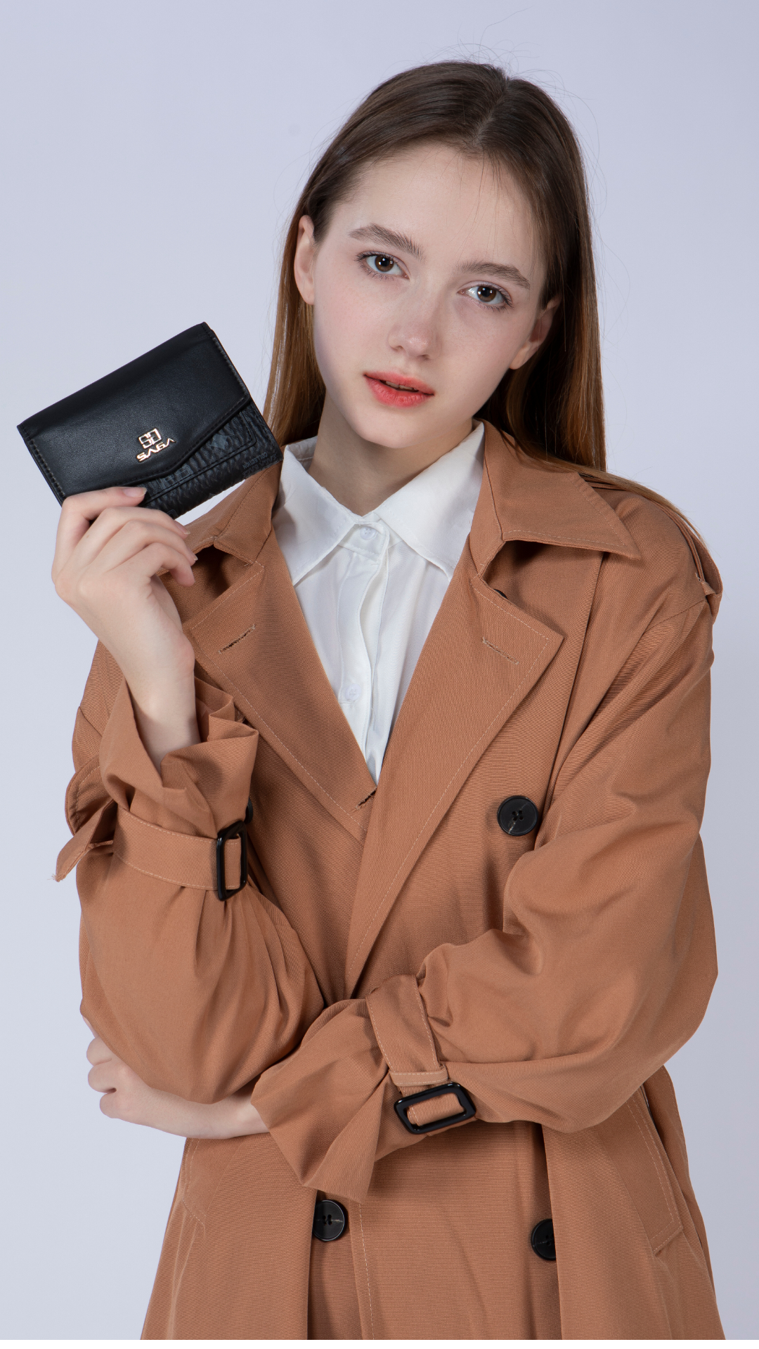 Women's wallet in black luxury leather with gold Saga logo