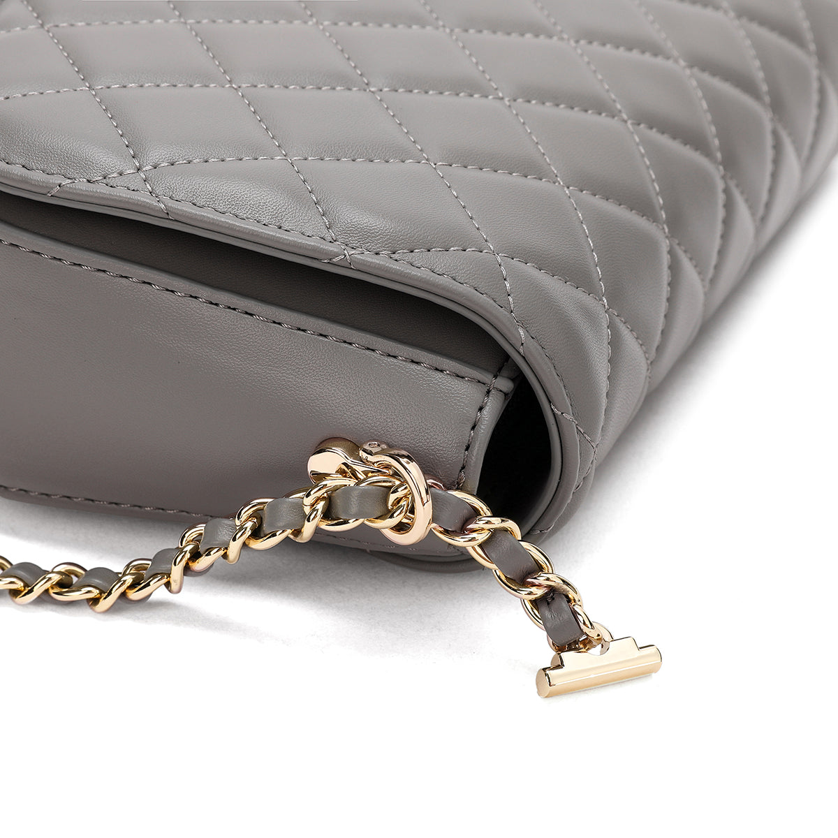 An elegant and practical handbag with an attractive golden chain 23.5 cm wide