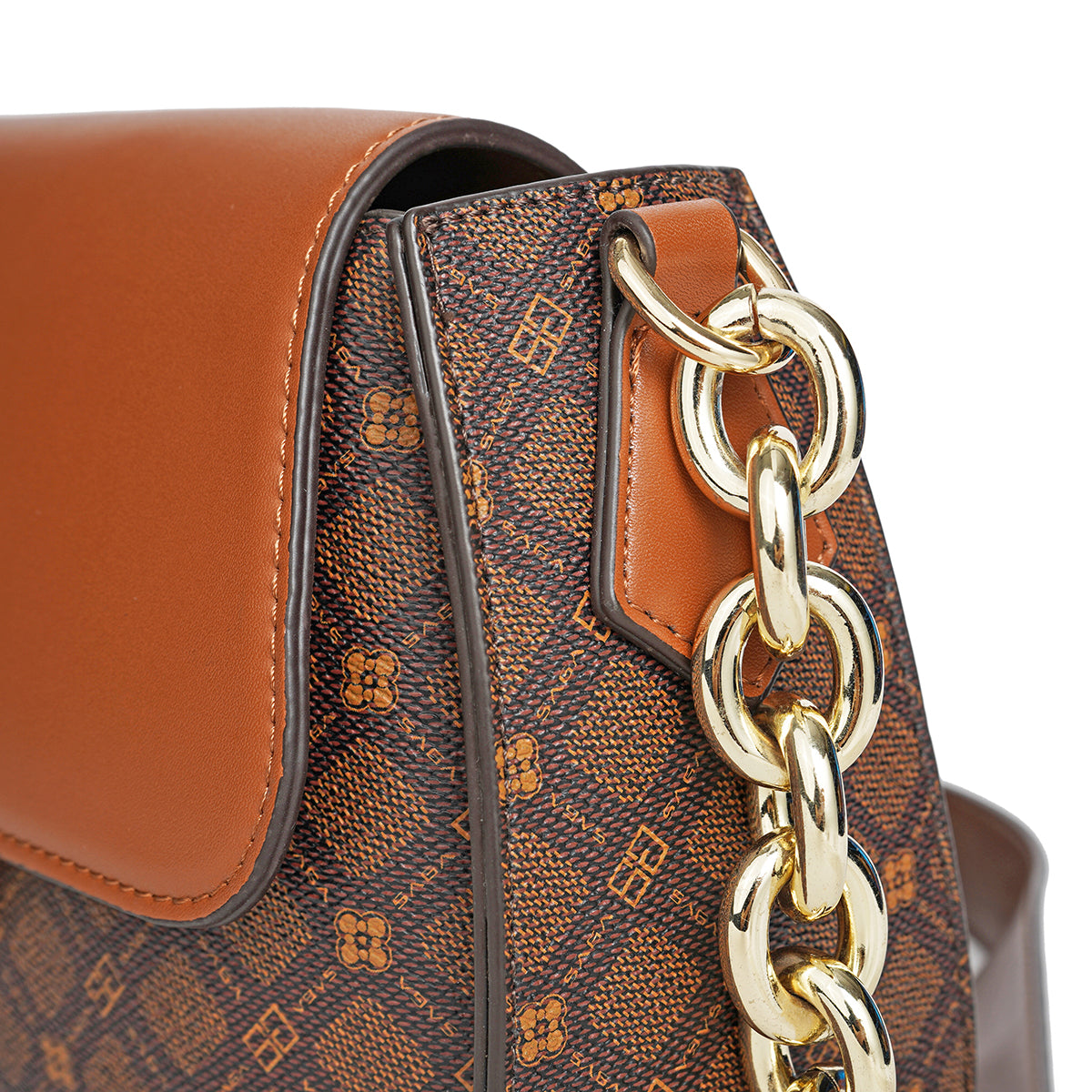 A light and practical bag with a golden chain holder, available in two colors