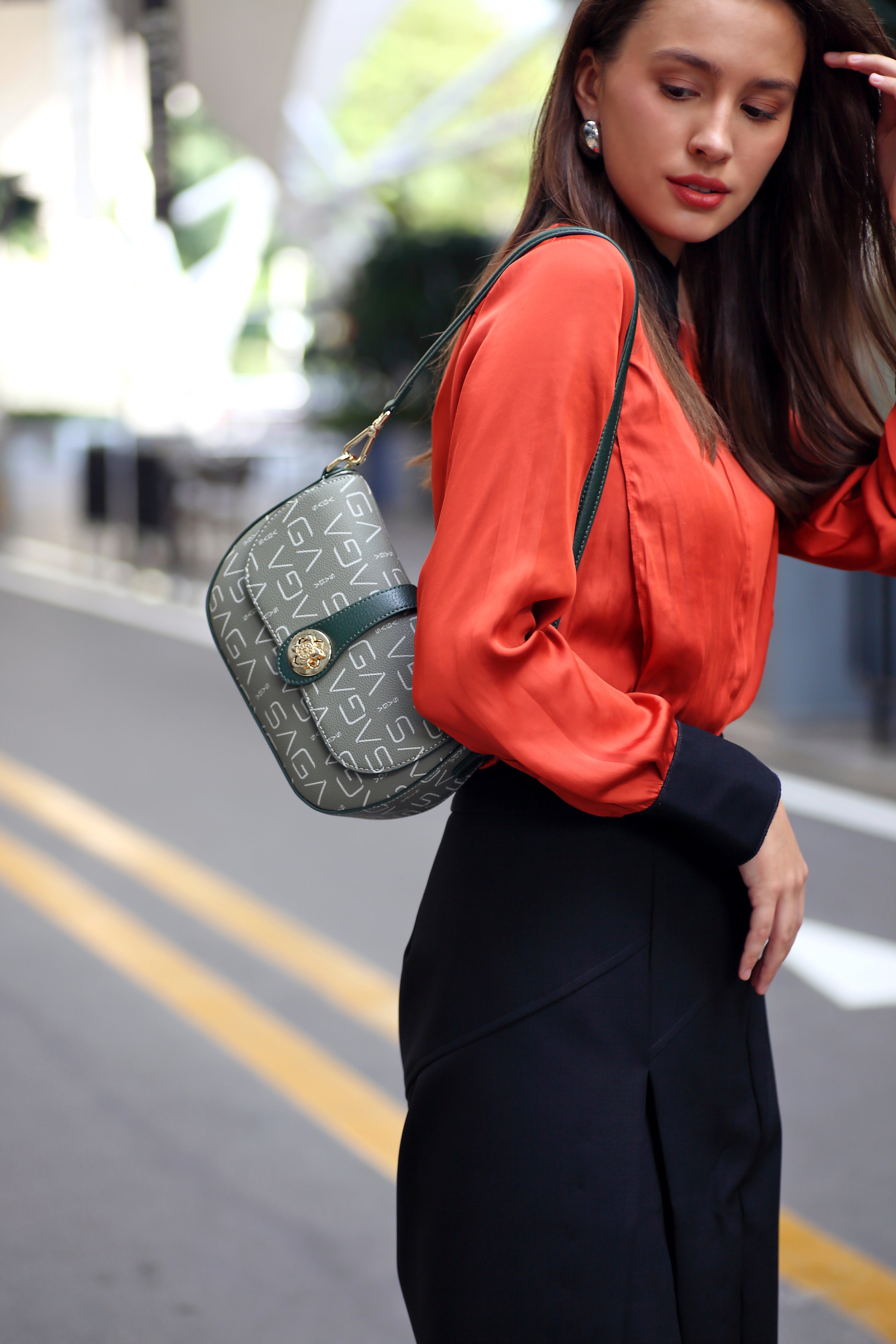 Women's elegant green Saga logo shoulder bag, 22 cm wide