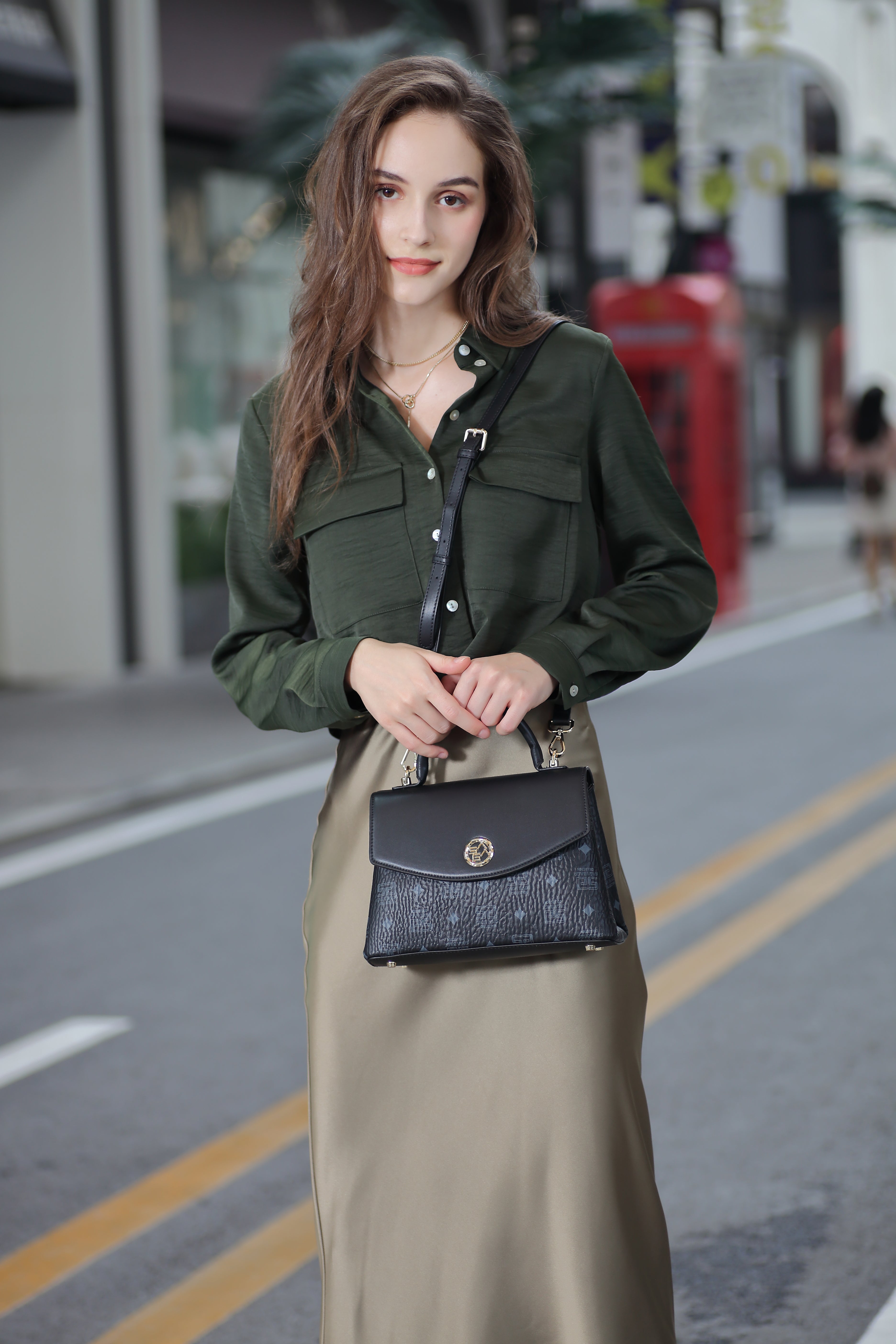 A practical luxury leather handbag with a modern design, 26 cm wide, in several colors