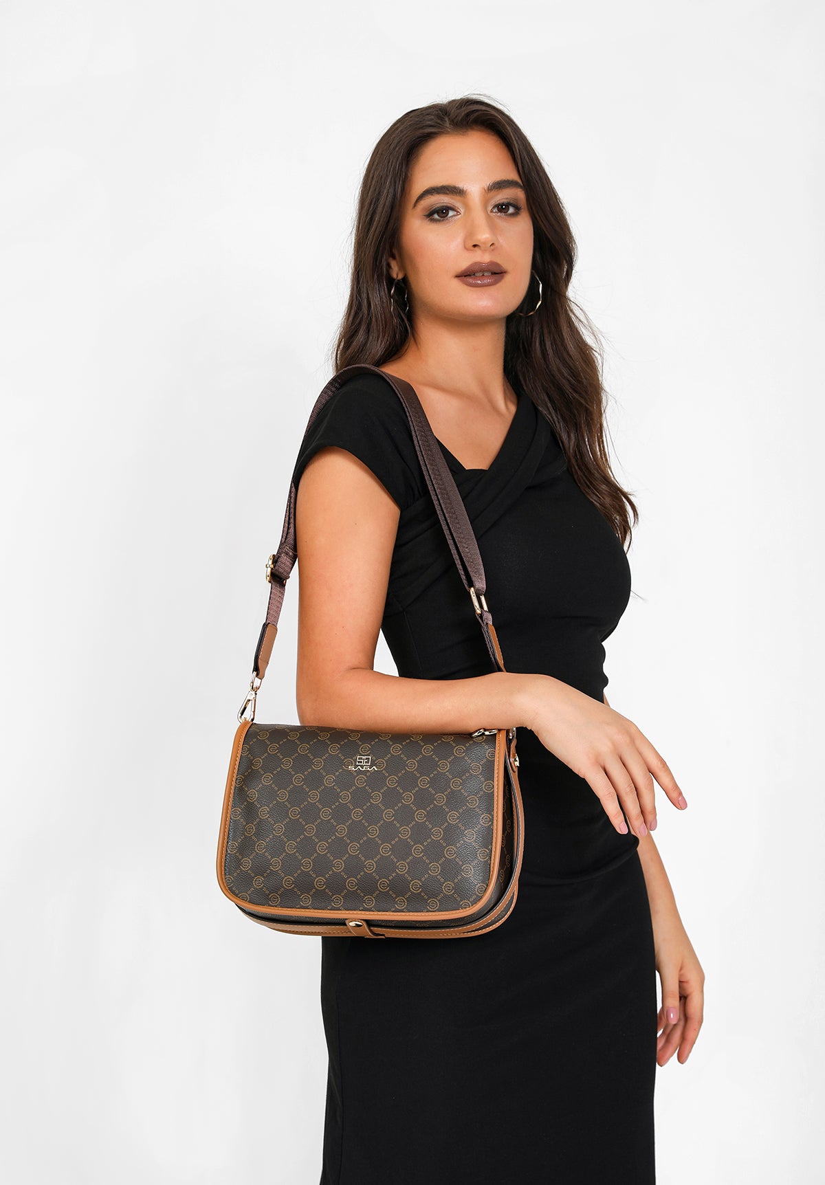 حقيبة كروس بدي بحزام كتف لون بني غامق - 11