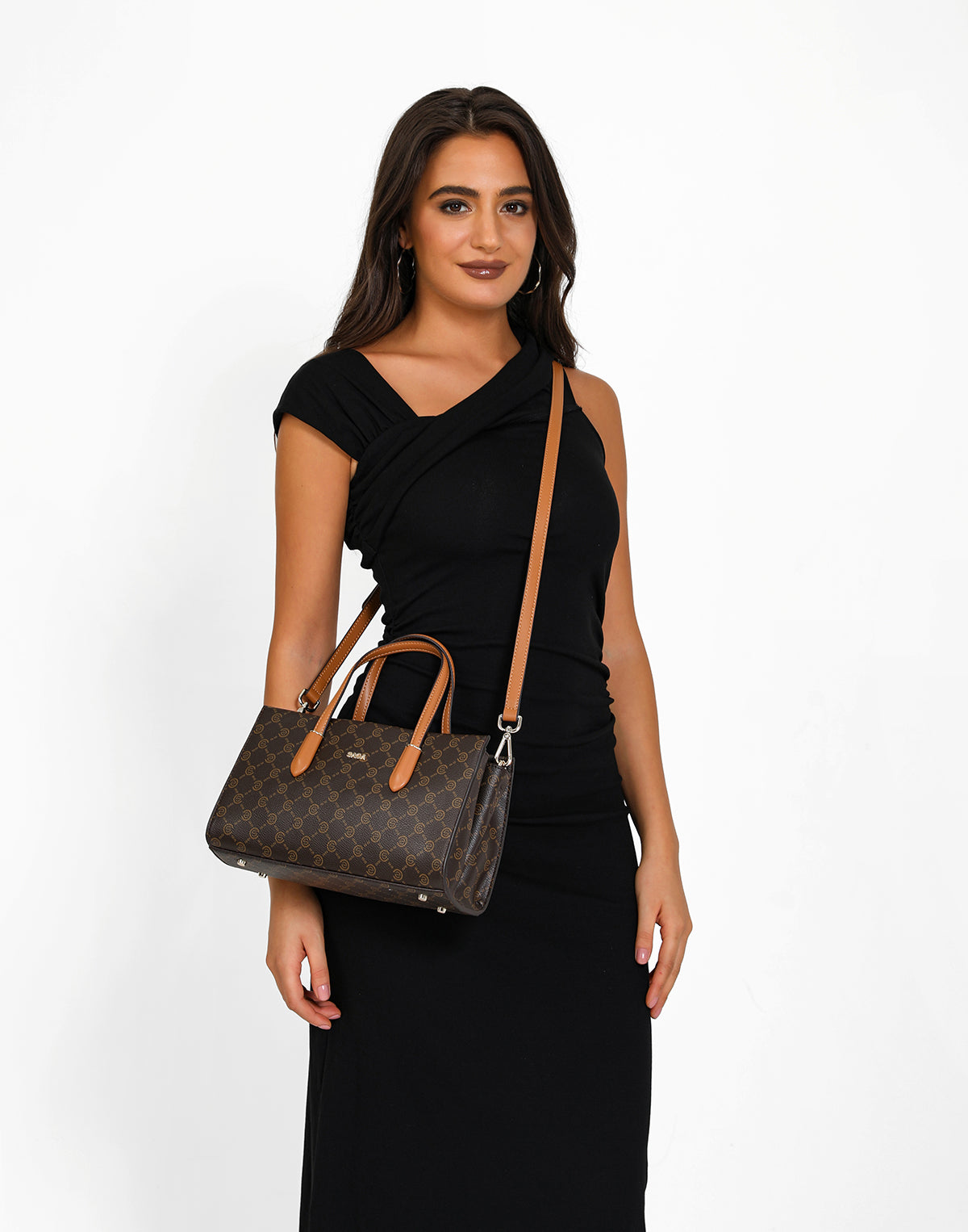 شنطة كتف مونوغرام بحامل لون بني غامق - 9