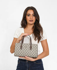 شنطة كتف مونوغرام بحامل لون بني فاتح - 11