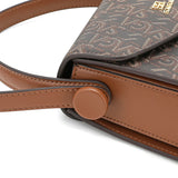 شنطة كروس بدي مونوغرام شعار ساغا لون بني - 3