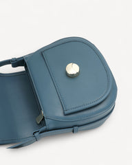 Light luxury leather crossbody bag with a golden lock, 21 cm wide, available in two colors
