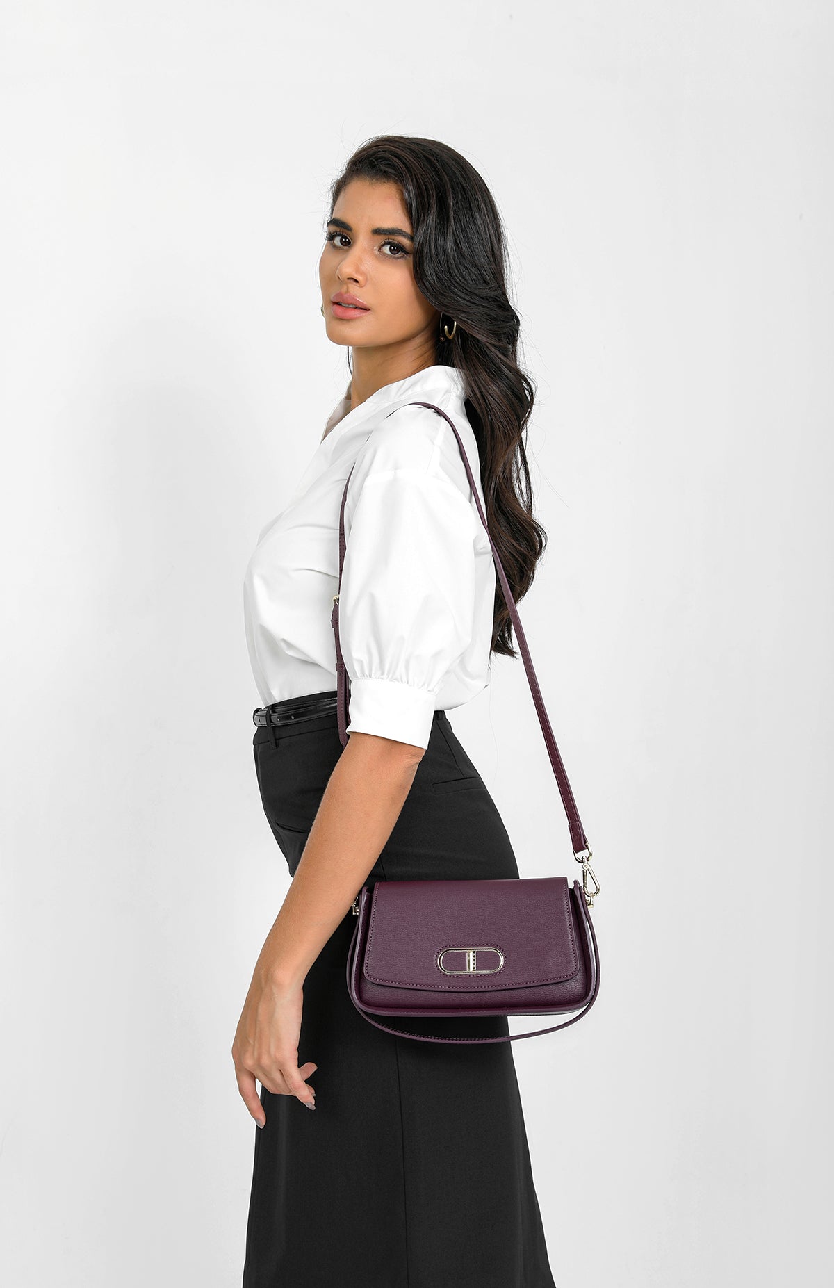 Practical lightweight bag in luxurious leather available in several colors