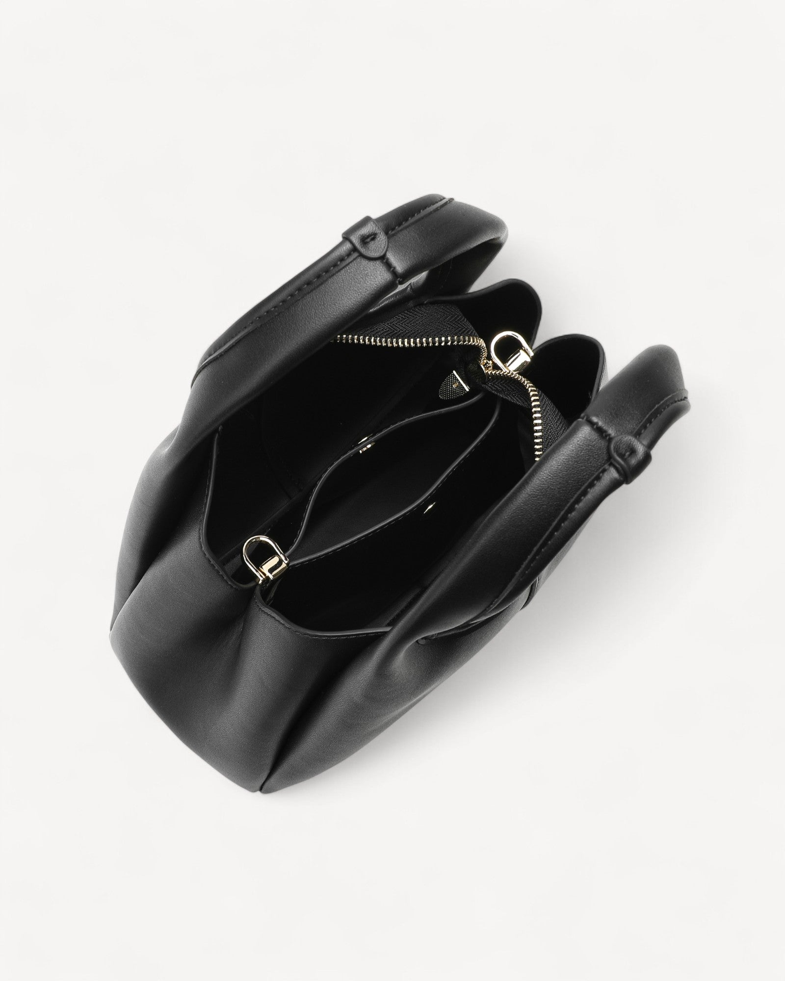 شنطة كتف جلد ناعم بجزام قابل للتعديل لون اسود - 4