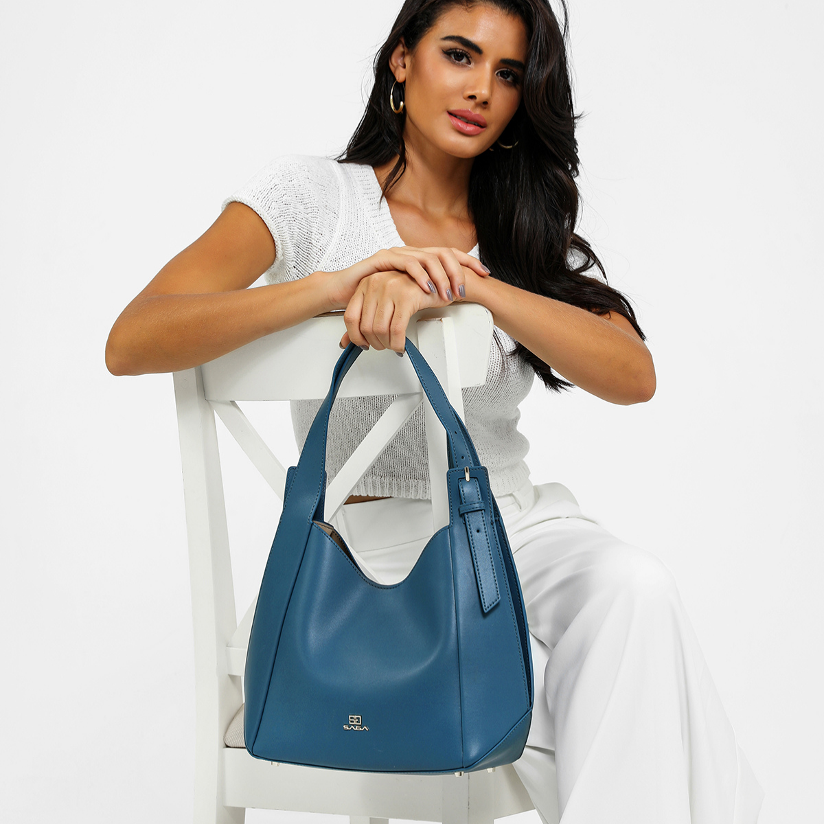 Spacious tote bag in luxurious leather in black and turquoise blue