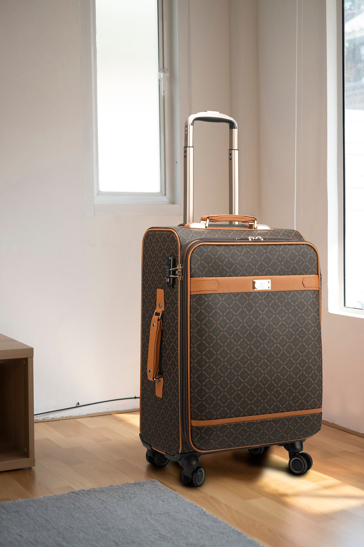Luxurious travel bags suitcases in several sizes, brown color