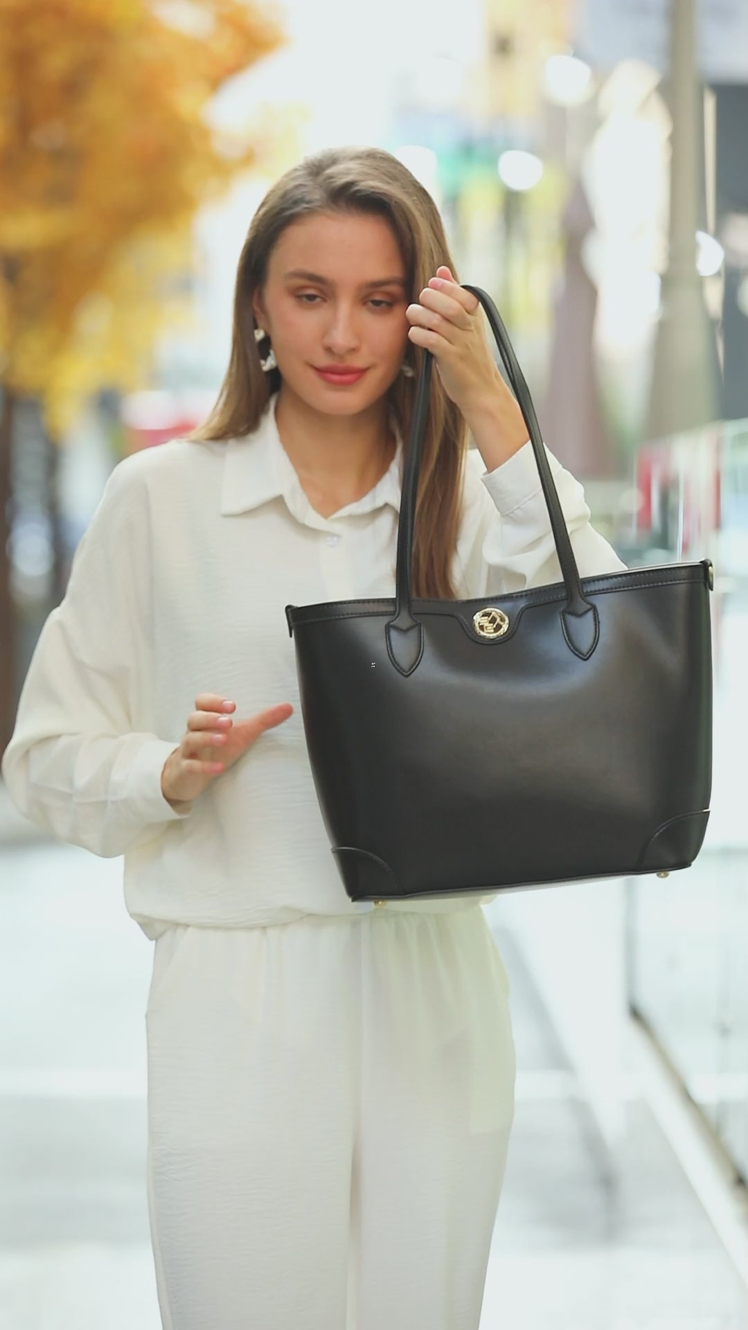 A luxurious bag made of 100% microfiber, wide, 39 cm wide, black colour