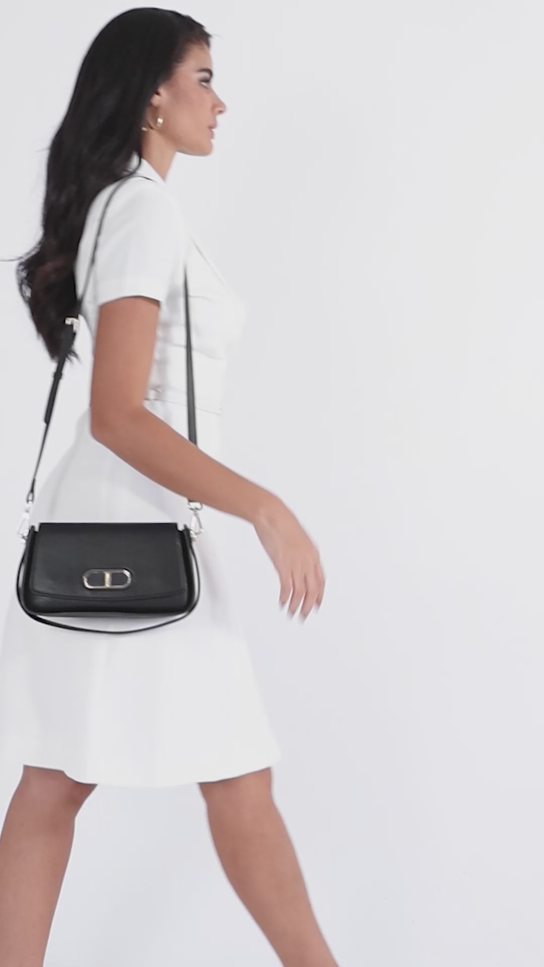 Practical lightweight bag in luxurious leather available in several colors