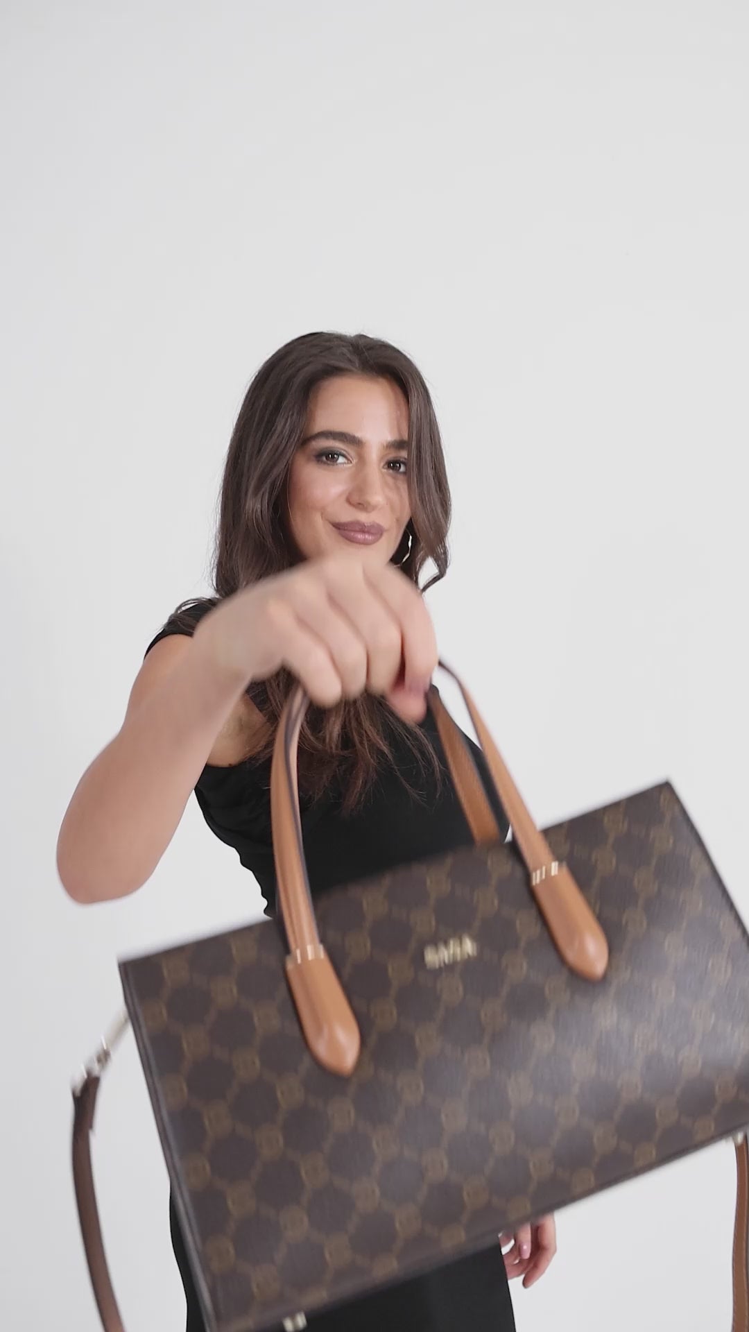 شنط كتف مونوغرام بحامل لون بني غامق