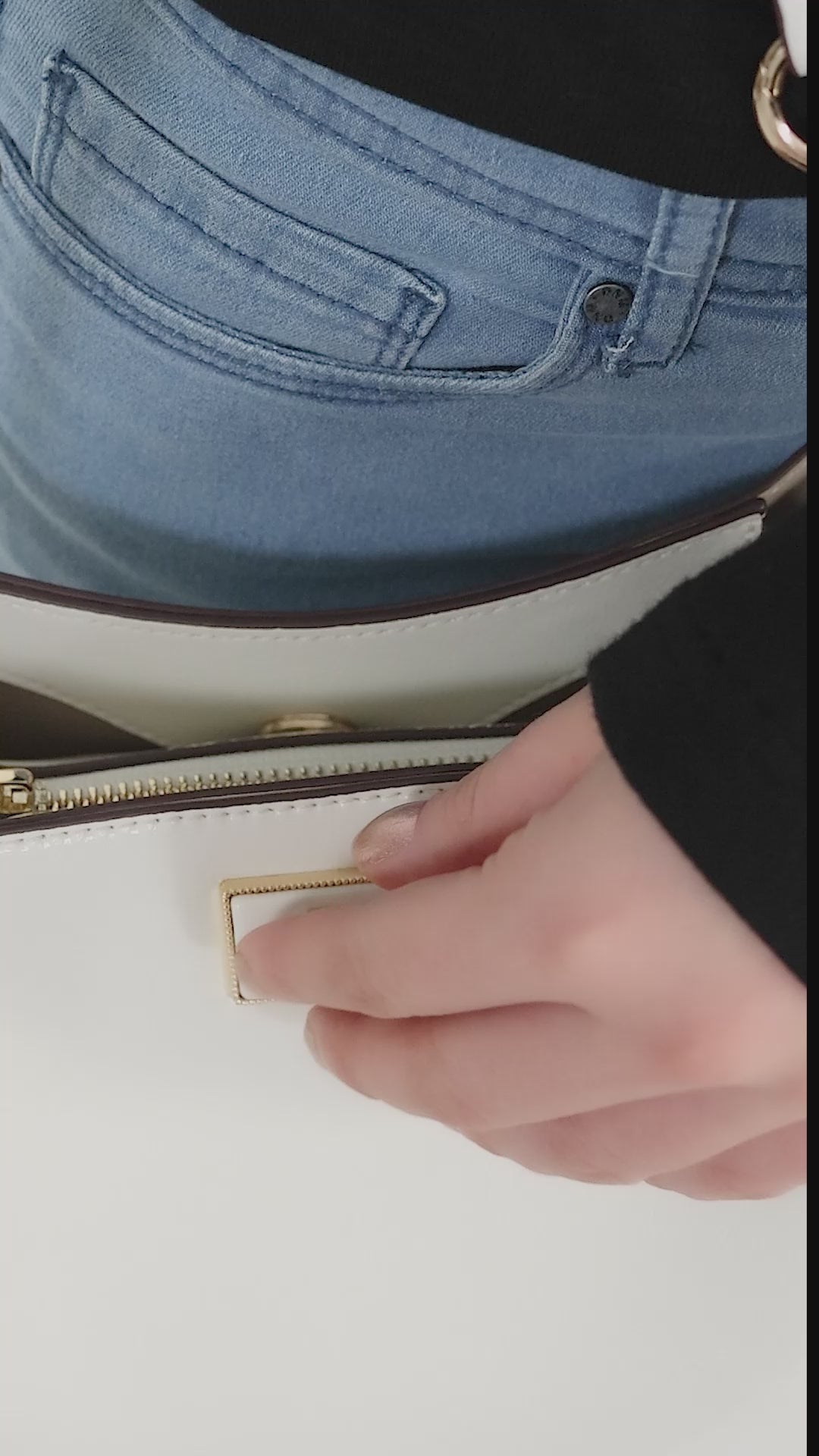 فيديو شنطة يد وكتف نسائية بلون بني كراميل من ساغا مع حمالة سلسلة ذهبية أنيقة